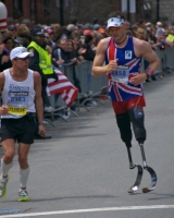 Deze man zonder benen liep de marathon in ongeveer 3u.